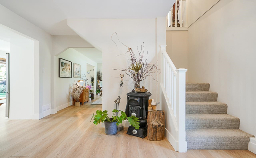 Entrance foyer - stairs to the side