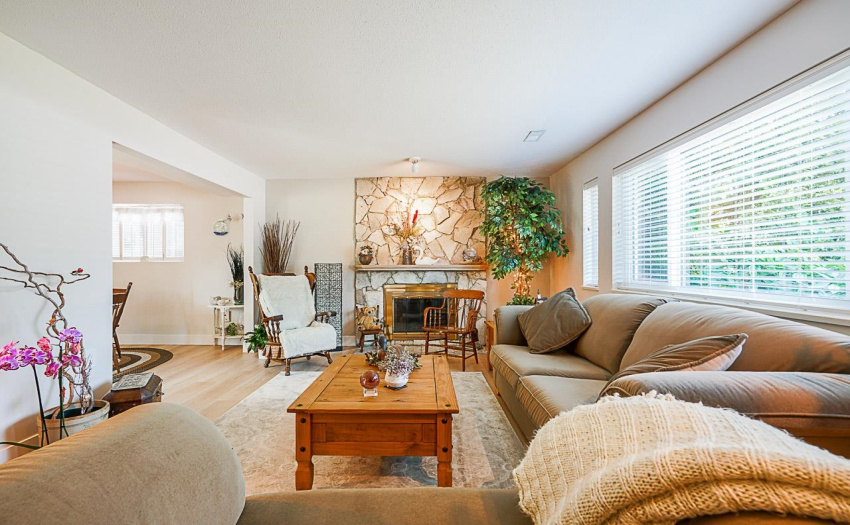 Main floor Living room