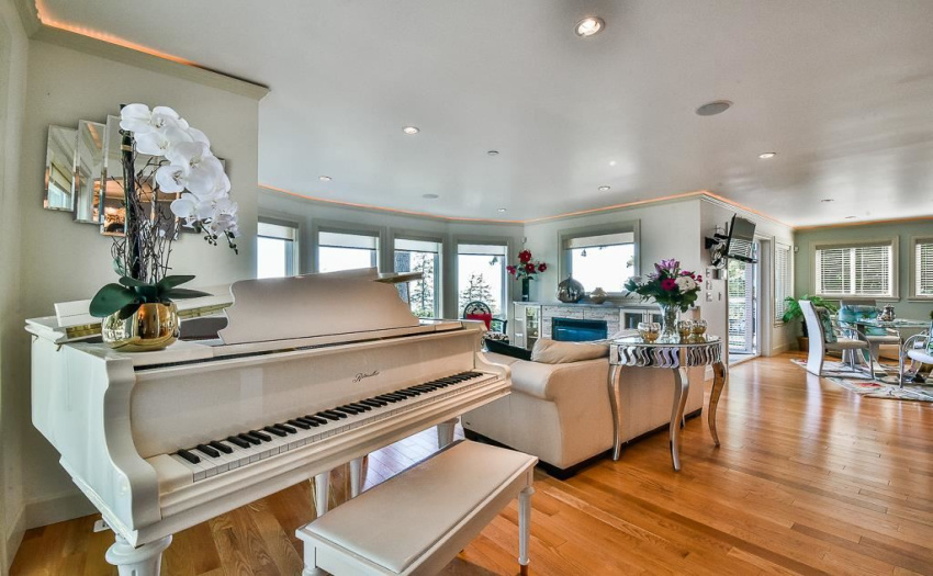 Nice flow from great room to eating area to kitchen!