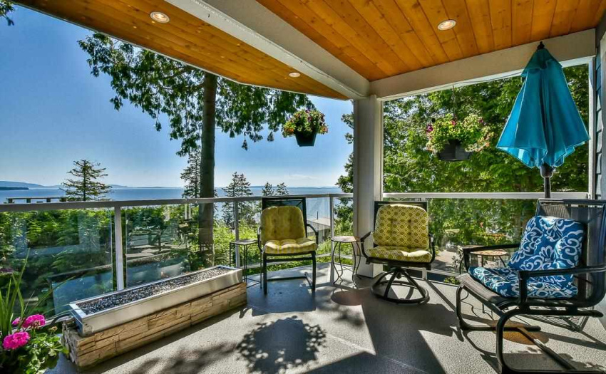 Very convenient deck-eating area combination.  Beverages and BBQ on deck and then retreat to eating area and retain great ocean view.