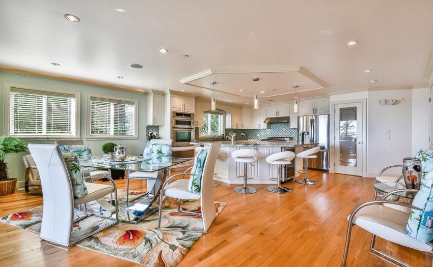 Convenient Eating Area and Kitchen
