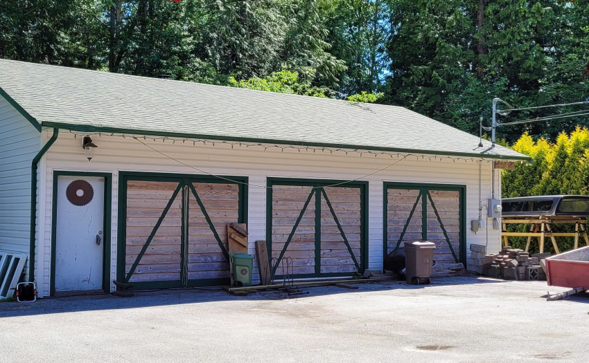 Wonderful shop with 3 bays