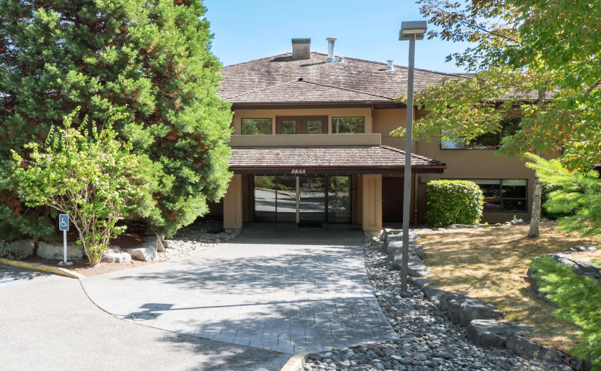 Always a favorite, the Osprey features lots of amenities in a great location of downtown Sechelt.