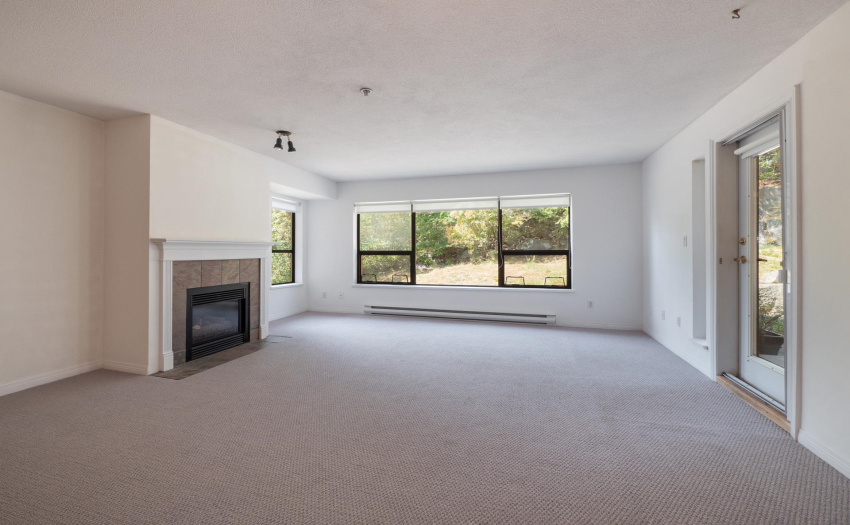 This is an end unit with a very private view. Gas fireplace (gas included in strata fees).