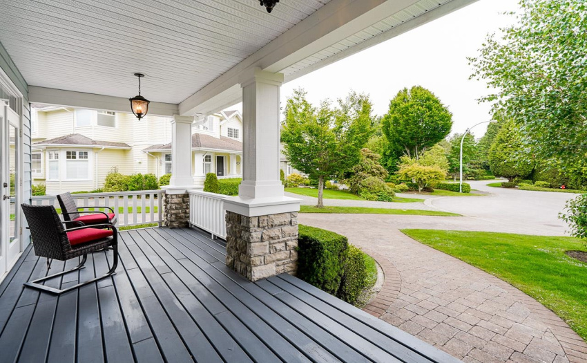 Large front porch to sit and enjoy the ocean breeze