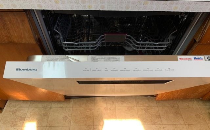 Blomberg DW with stainless interior.