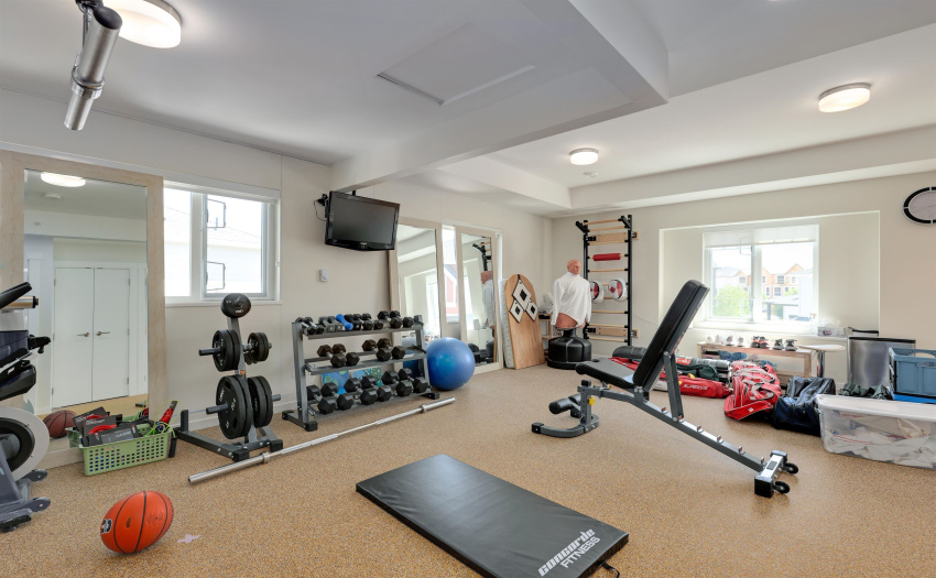 self contained 651 sf one bedroom suite above the detached garage. bright South East exposure, air conditioning, complete with its own hot water tank, washer and dryer, 4 pcs washroom, a galley kitchen and an outdoor parking pad,