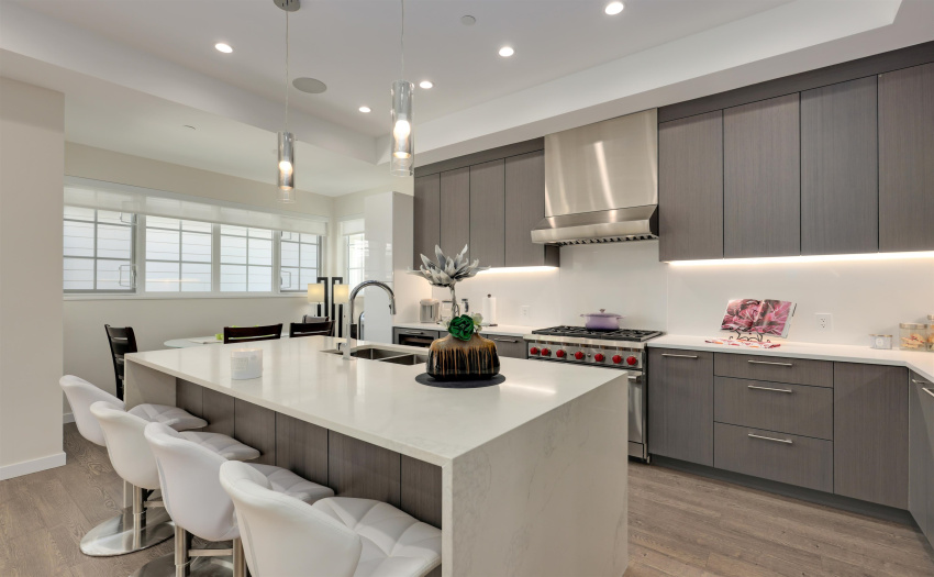 top brand appliances, huge island, wine cooler