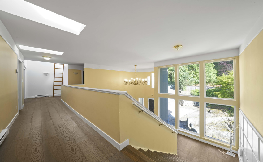 Upper hallway to bedrooms