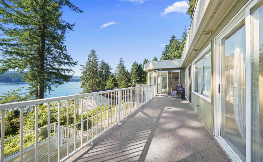 Spacious upper balcony off bedrooms.