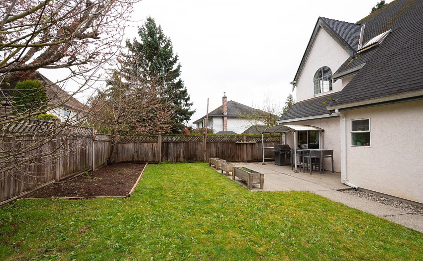 Large level backyard, perfect for BBQues and entertaining