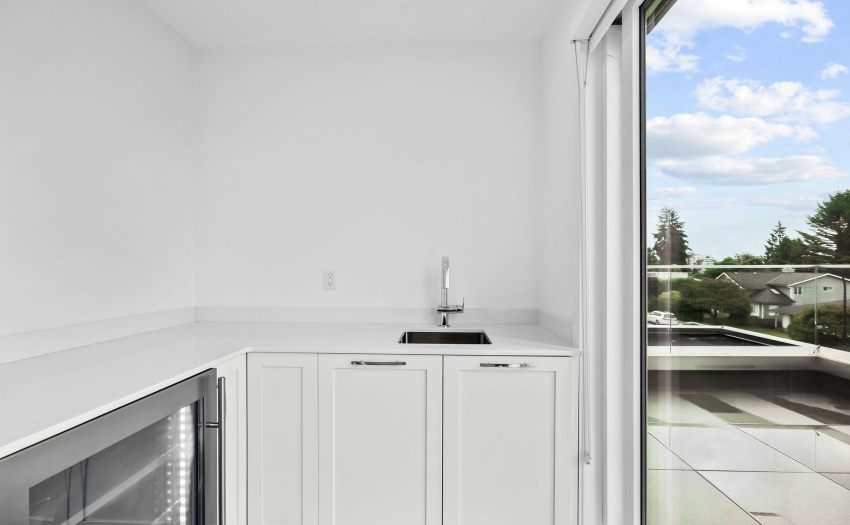 Roof level - with wine fridge & sink
