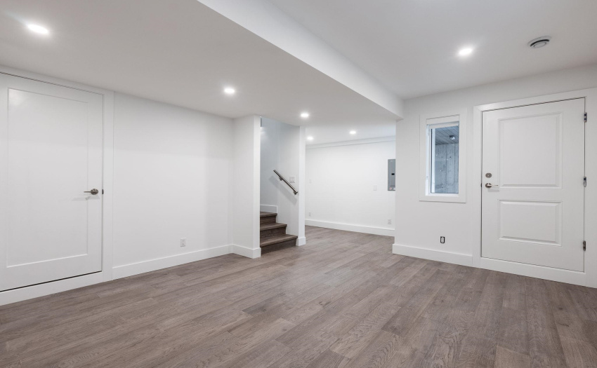 Featuring second, separate entrance.