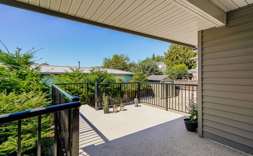 Spacious balcony off dining area & kitchen with room for an outdoor dining set.
