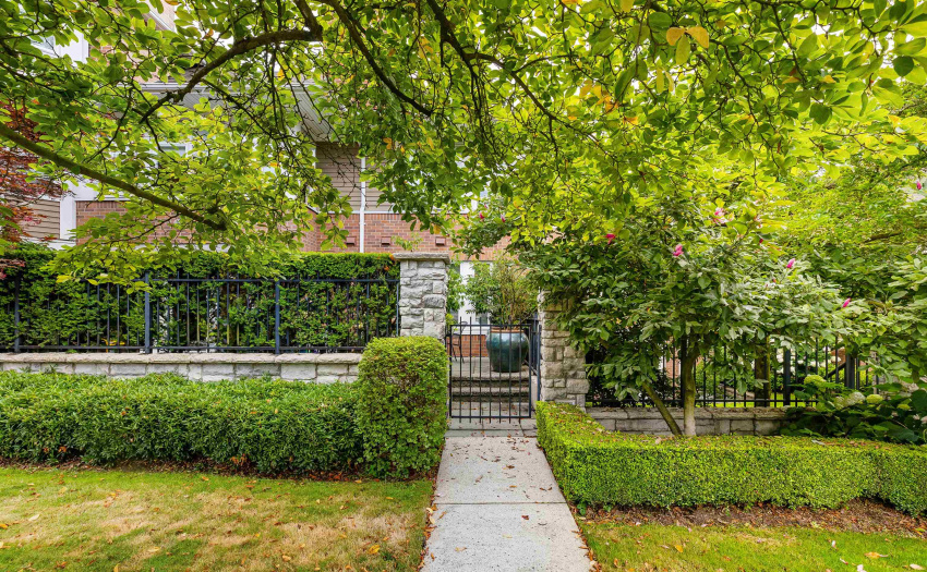to patio from street