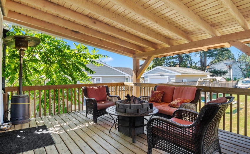 Gorgeous Cedar Deck