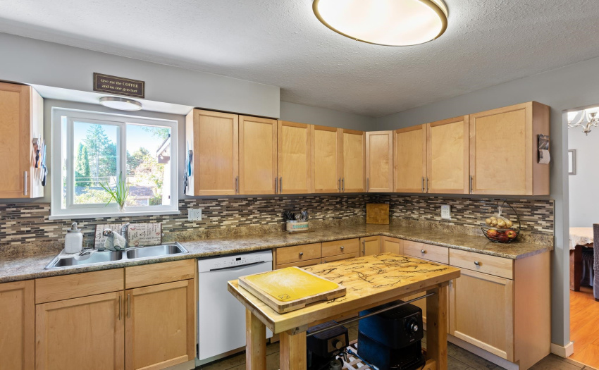 10. Kitchen tons of cabinet space