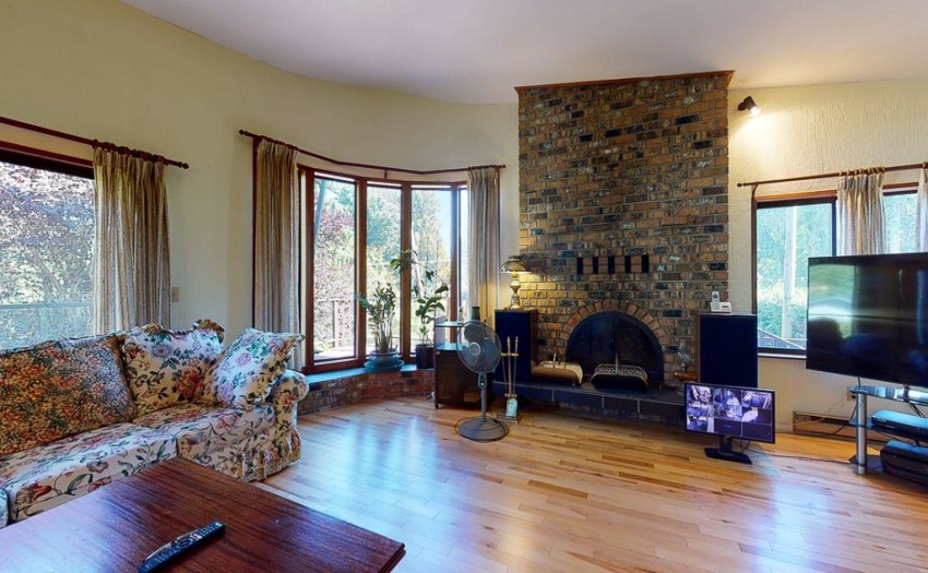 With vaulted ceiling, hardwood floors and wood fireplace.