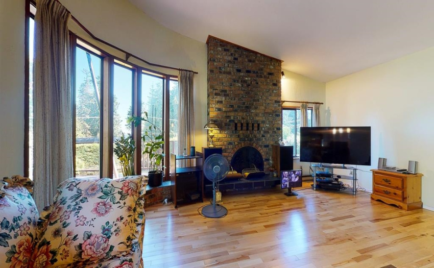 With fireplace, vaulted ceiling & hardwood floors