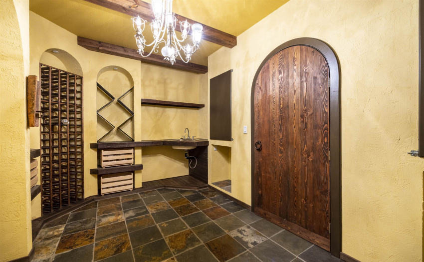 WALK-IN WINE CELLAR