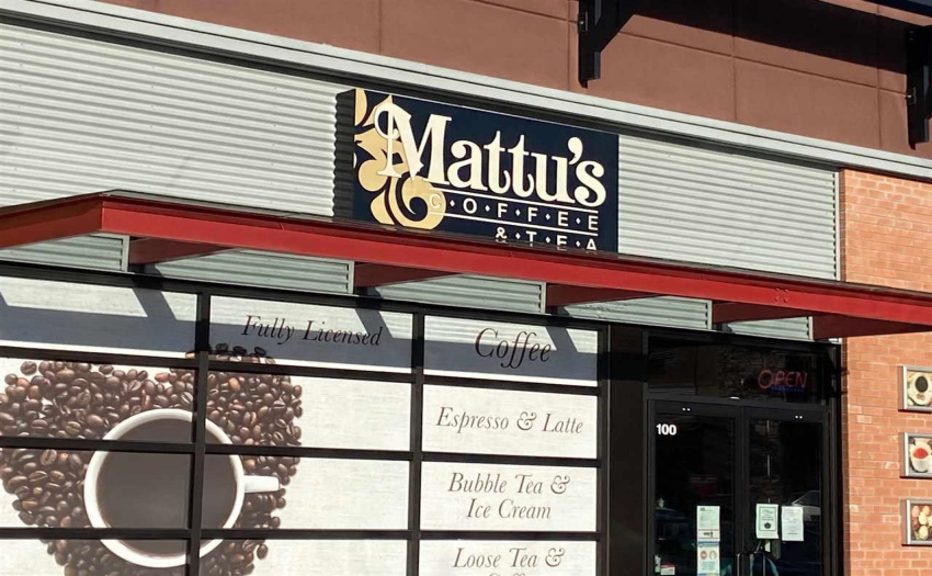 Grad a coffee, lunch or dinner at one of the many restaurants in the neighbourhood!