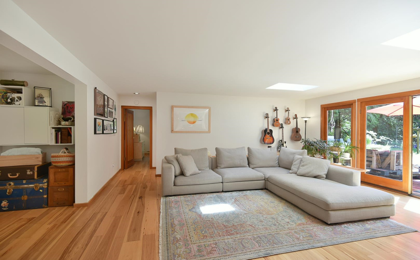 The living room invites you to it! Flooded with natural light!