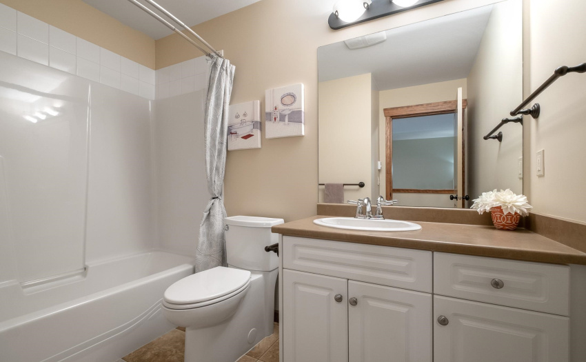 4 PIECE UPSTAIRS BATHROOM