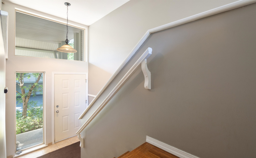 The entrance feature large windows on both sides and tall ceilings for optimal brightness,