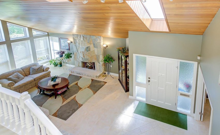 Super Bright, breezy and Clean! When friends drop by, you can always welcome them with a friendly wave!