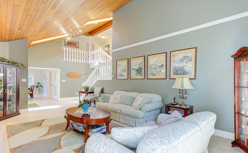 Just beautiful! Private, yet bright. and Quiet, yet central to great Schools, Parks, & Blundell Shopping Mall! Perfect!