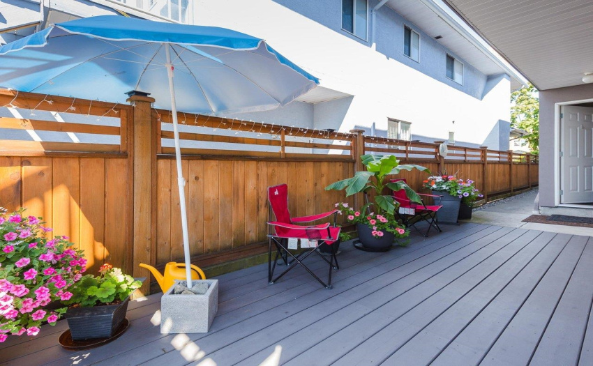 Side deck - perfect for warm sunny days