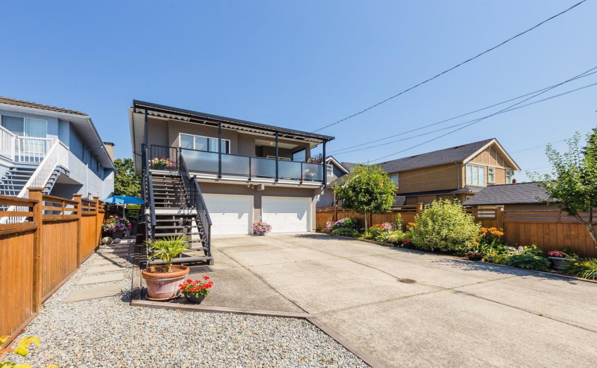 Large private driveway area - can fit up to 4 cars plus two in the garage