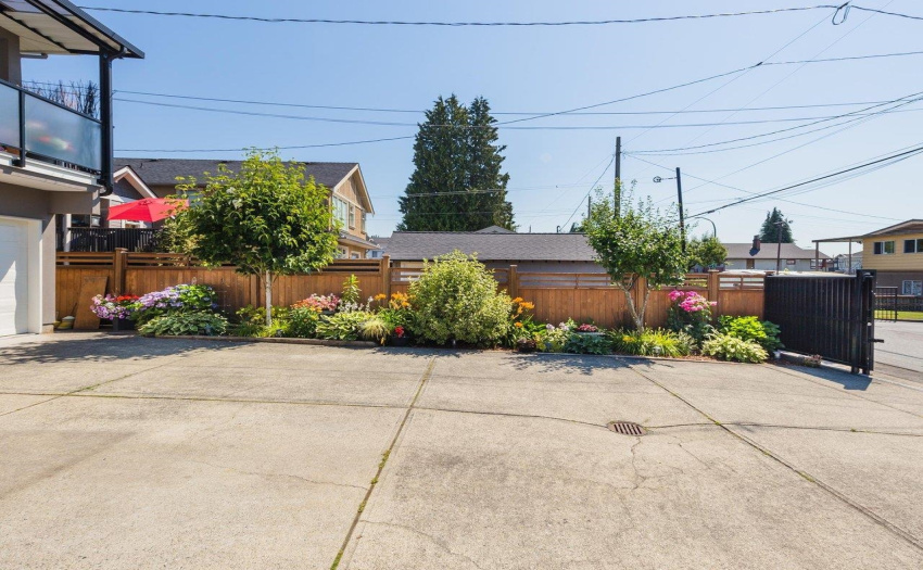 Large private driveway area - can fit up to 4 cars plus two in the garage