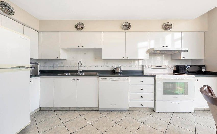 Kitchen with eat-in area and floor to ceiling windows
