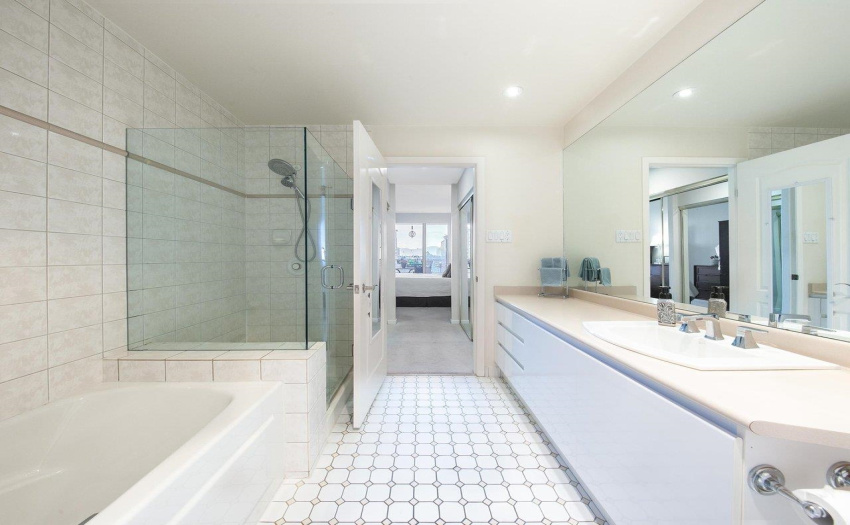 Huge ensuite bathroom with separate shower and tub
