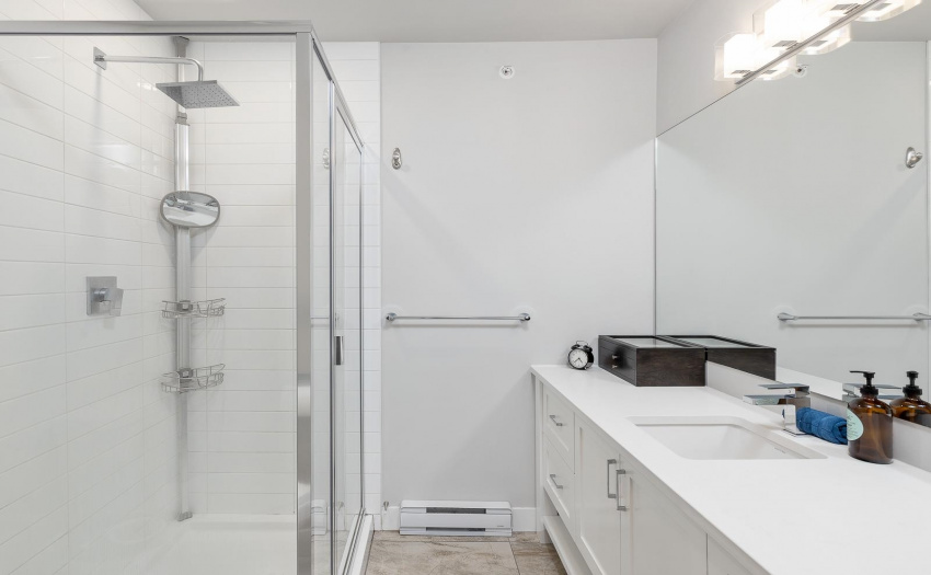 Bathroom in main bedroom