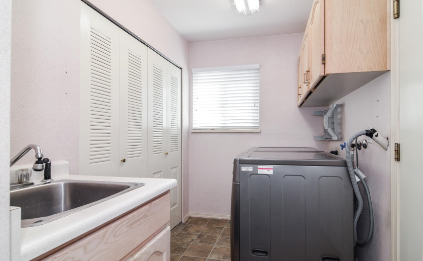 Yes the washer and dryer are included. High efficiency furnace.
