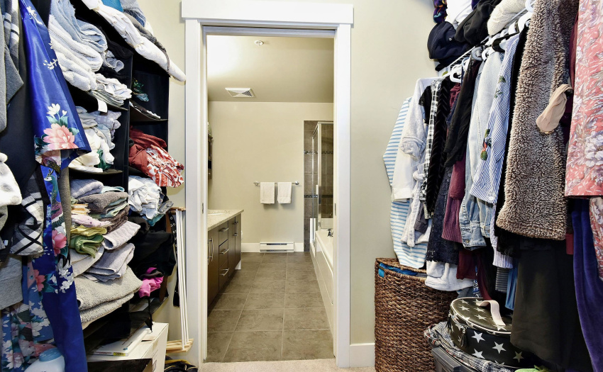 ample space to hang clothes or add drawers to personalize your closet