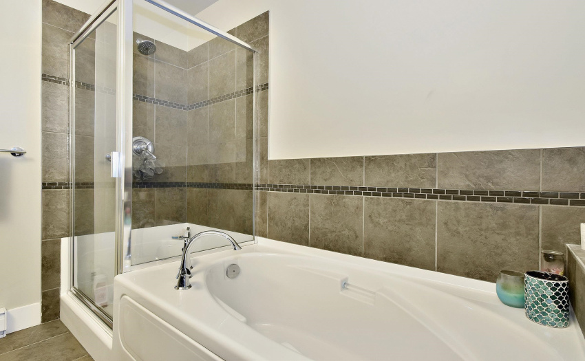 Separate tub and shower. Excellent space to relax in.