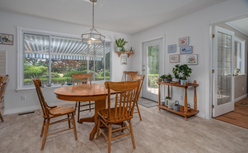 A great place for casual meals, home work or to sit and unwind this eating area has large windows that look out to the beautiful backyard.