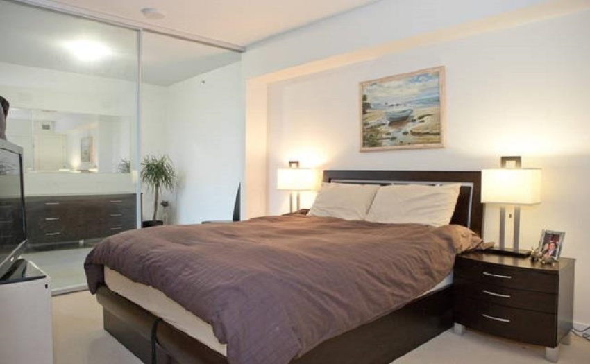 bedroom can fit king size bed