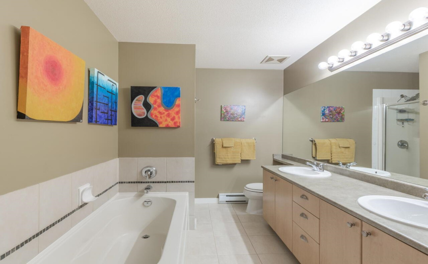 Shower, Soaker tub, 2 Sinks, Toilet