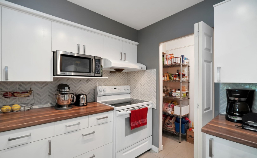 ALL APPLIANCES  are 4-5 years new.