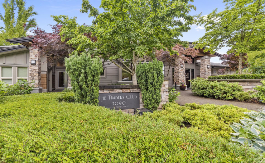 CLUB HOUSE THAT COMES WITH outdoor pool, sauna, hot tub, exercise room, theatre, hockey room, games room, crafts room & guest suites for out of  towners.