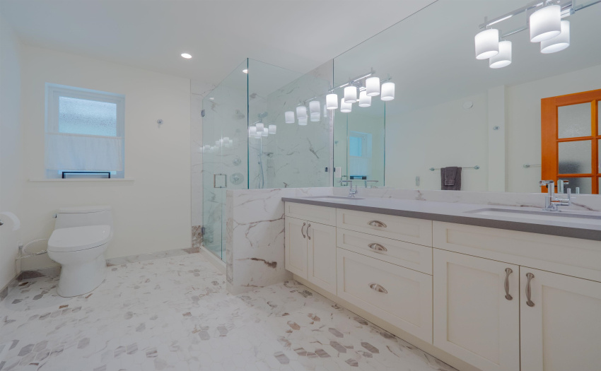 An oasis within an oasis.  Start the day off right with heated floors and comfy tones.  Just enjoy!