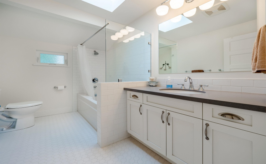 The upper floor has a full bath too!