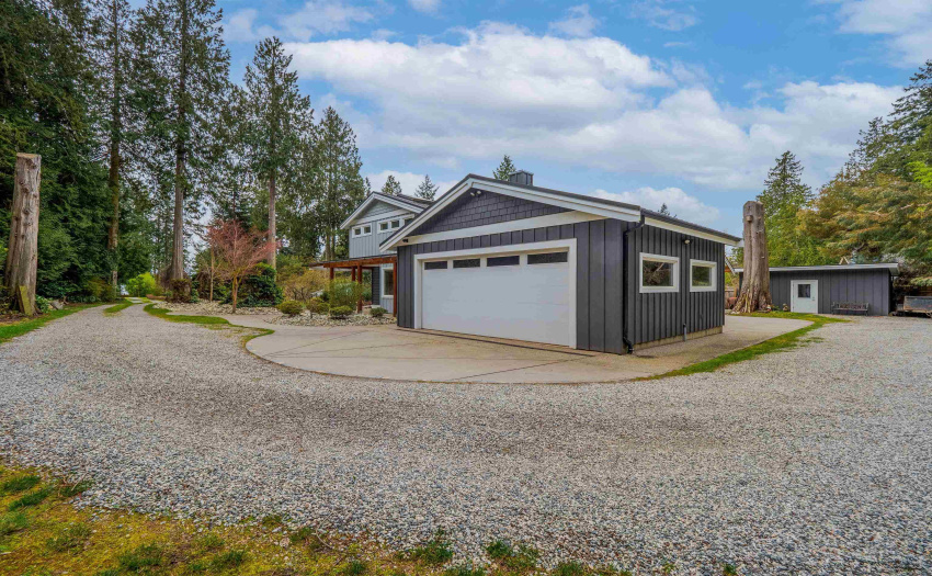 2 car garage includes rolling workbench, storage areas with access to the home through the mudroom.