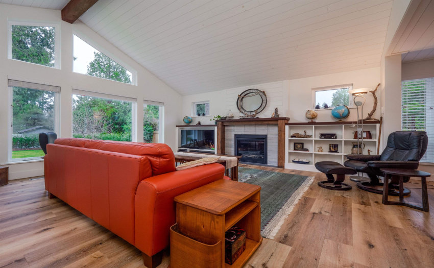 Spacious and bright home with built in cabinetry and natural gas fireplace.  Imagine family gatherings here!  Vaulted ceilings allow for a tall Christmas tree too!