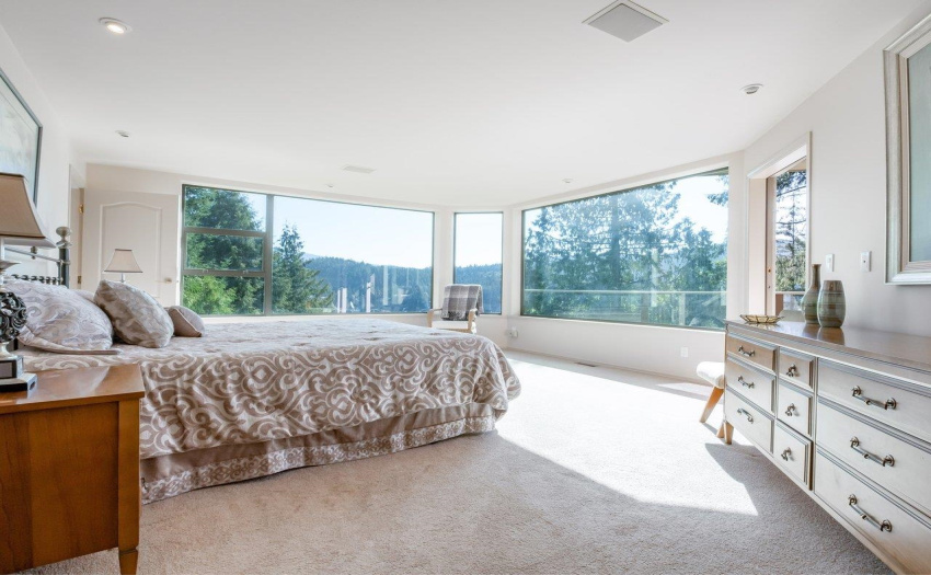 Lie in bed and look at the water views