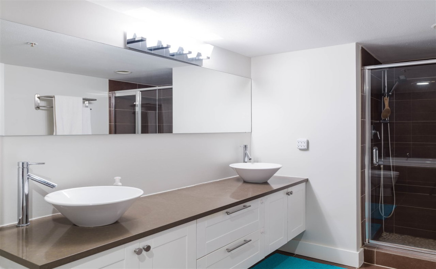 VERY LARGE 4 PIECE WITH DOUBLE SINKS, SOAKER TUB AND SEPARATE STAND UP SHOWER
